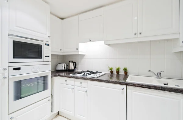 Fully fitted white kitchen — Stock Photo, Image