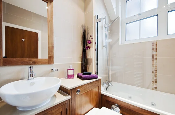 Приголомшливою сучасною ванною кімнатою — стокове фото