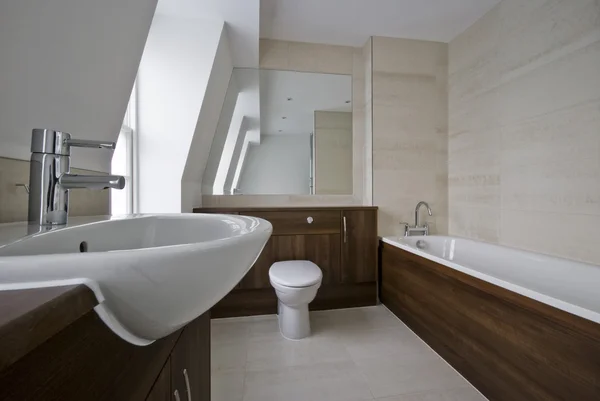 Удивительная ванная комната в белом — стоковое фото