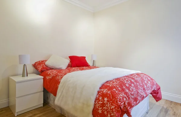 Σύγχρονο υπνοδωμάτιο με κόκκινο χρώμα — Φωτογραφία Αρχείου