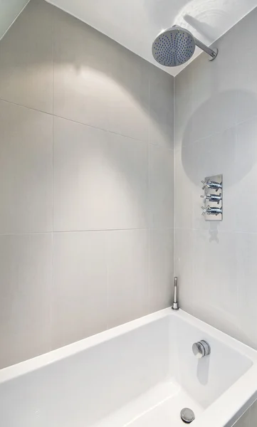 Bad mit Dusche — Stockfoto
