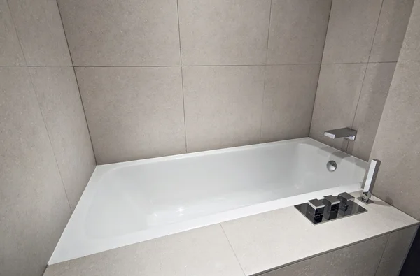 浴缸与设计器水嘴和附件 — 图库照片