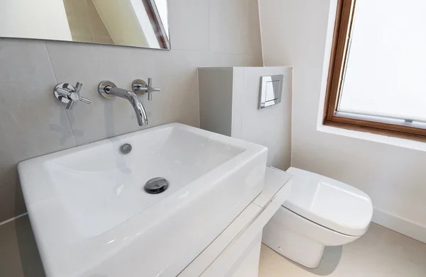 Detalhe Moderno Banheiro Com Janela Telhado Apartamento Loft — Fotografia de Stock