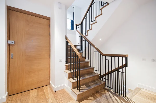Giriş Kapısı Güzel Bir Ahşap Kaplama Ile Modern Merdiven — Stok fotoğraf