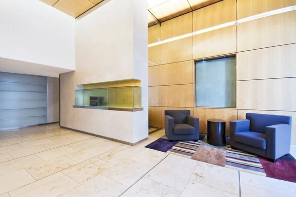Lobby moderna con soffitto alto — Foto Stock