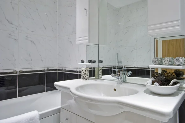 Badezimmer in weiß — Stockfoto