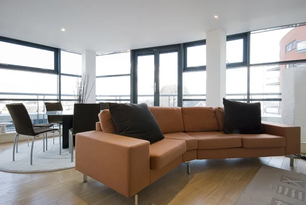 Vardagsrum med stor orange soffa — Stockfoto