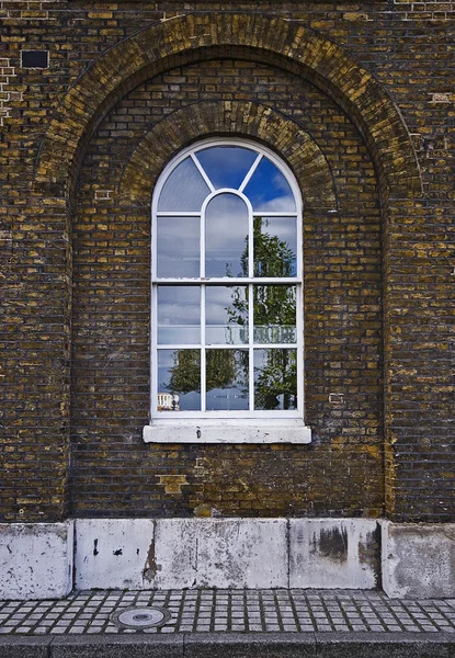 Arched warehouse window — Stock Photo, Image