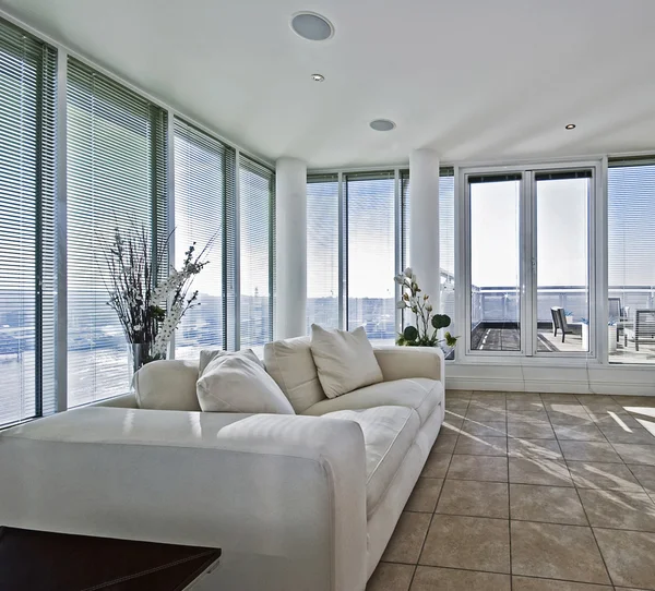 Sala de estar com terraço porta de acesso — Fotografia de Stock