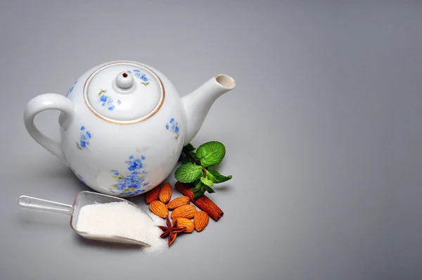 Çay, yıldız anason, tarçın, nane ve gri bir arka plan ile şeker — Stok fotoğraf