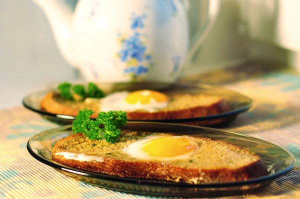 Huevos fritos en un plato con verduras —  Fotos de Stock