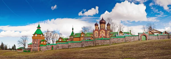 Pjuhtitse에 있는 여성 수도원. 에스토니아 — 스톡 사진