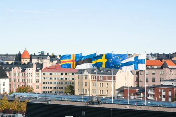 Gökyüzü çırpınan İskandinav bayrakları — Stok fotoğraf