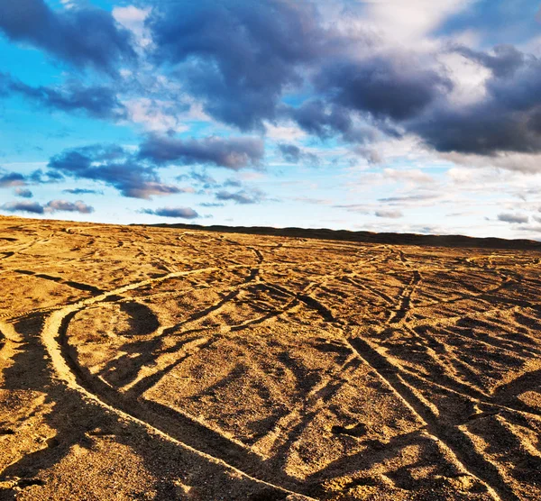 Wieczorny krajobraz na piaszczystej taśmy kopalni — Zdjęcie stockowe