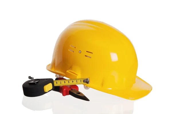 Hulpmiddelen en helm van de bouwer, het is geïsoleerd op wit — Stockfoto
