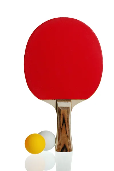 Rakieta tenis stołowy i piłka na białym tle — Zdjęcie stockowe
