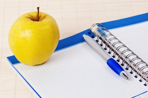 Öffnen Sie Notebook, gelber Apfel und Bleistift — Stockfoto