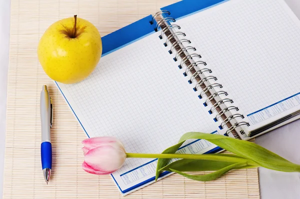 Abra o caderno e lápis amarelo apple — Fotografia de Stock