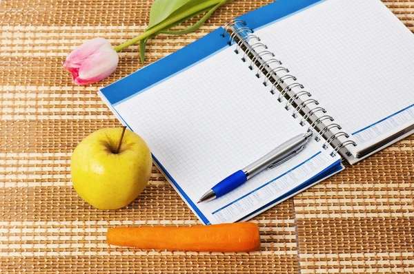 Откройте ноутбук, желтое яблоко и карандаш — стоковое фото