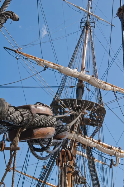 एक प्राचीन समुद्रकिनारा जहाजाचे सेलिंग टॅकल्स — स्टॉक फोटो, इमेज