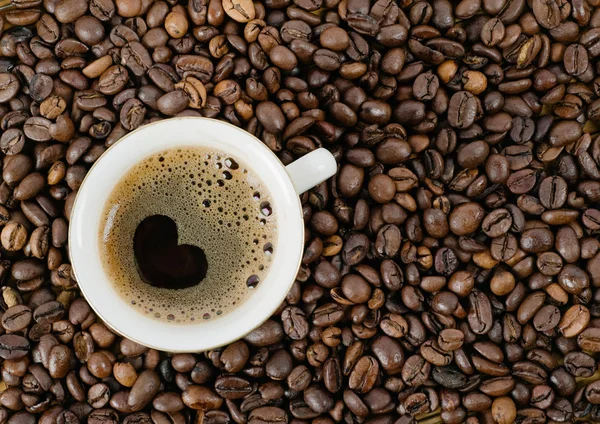 커피 곡물 및 커피, 최고 vie에서에서 컵의 배경 — 스톡 사진