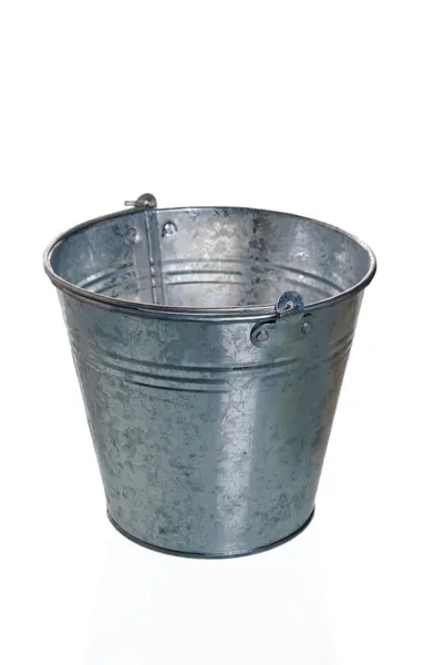 Prázdný zinkovaný kbelík zblízka je izolován na bílém — Stock fotografie