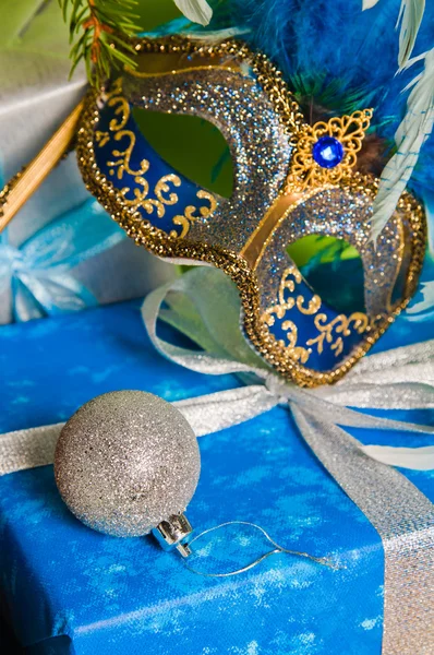 Nieuwjaar en Kerstmis ornamenten en een carnaval een masker — Stockfoto
