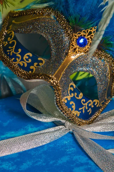 Ornamenti di Natale e di anno nuovo e un carnevale una maschera — Foto Stock