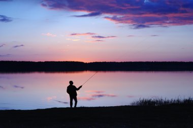 bir arka planda bir akşam şafak fisher silüeti