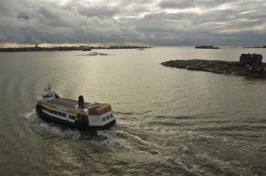 Helsinki limanından yürüyen gemi