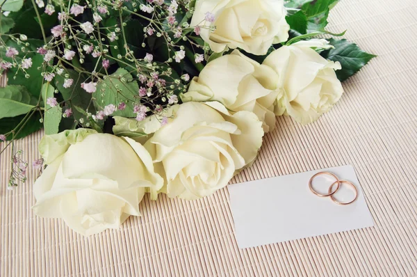 Die Einladung Zur Hochzeit Ein Paar Blumen Und Hochzeit Ringe — Stockfoto