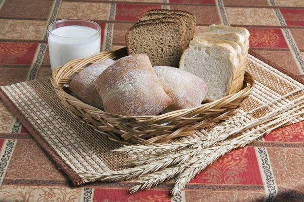 Ekmek Bir Bardak Süt Bir Tabloda Bir Sepet Içinde — Stok fotoğraf