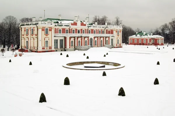 Πάρκο Πριν Από Ένα Παλάτι — Φωτογραφία Αρχείου