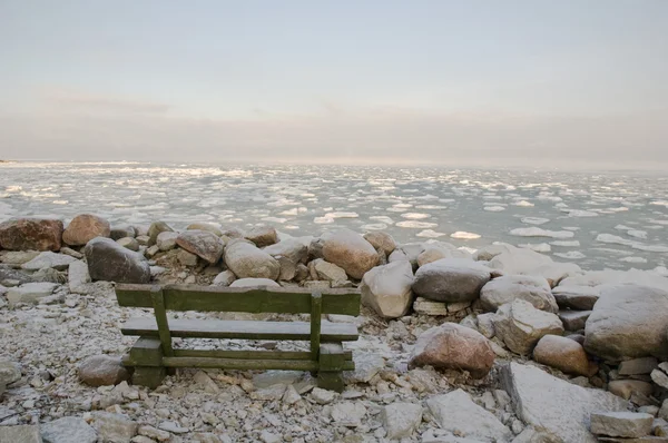 Πάγκο στην ακτή. χειμωνιάτικο πρωινό στη θάλασσα — Φωτογραφία Αρχείου
