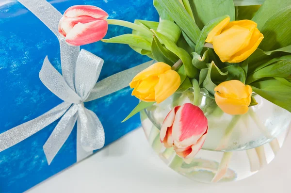 Bouquet of tulips and gift — Stock Photo, Image