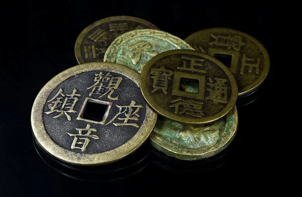 Chinesische Münzen auf schwarz — Stockfoto
