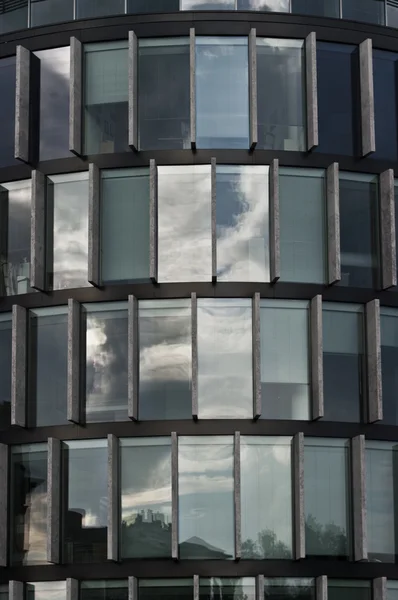 Voorzijde van een modern gebouw — Stockfoto