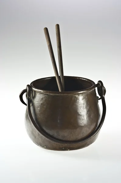 Oude Koperen Pot Met Twee Stokjes Wit — Stockfoto