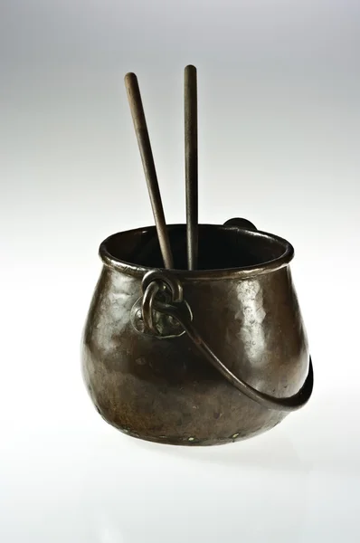 用筷子的铜锅 — 图库照片