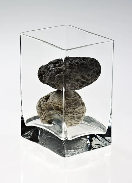 cam kap içinde boya fırçası