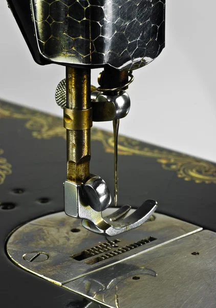 Beyaz arka planda siyah eski dikiş makinesi