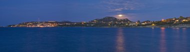 porto Rotondo Sardunya gece panoramik görünüm.