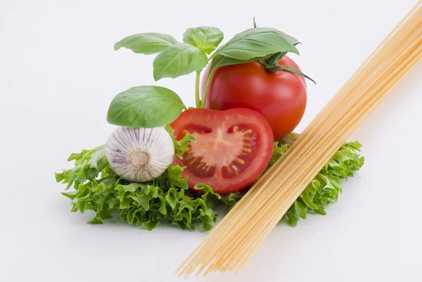 Pastas, tomates, albahaca y ajo —  Fotos de Stock