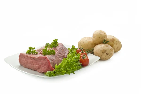 Свежая говядина с овощами — стоковое фото