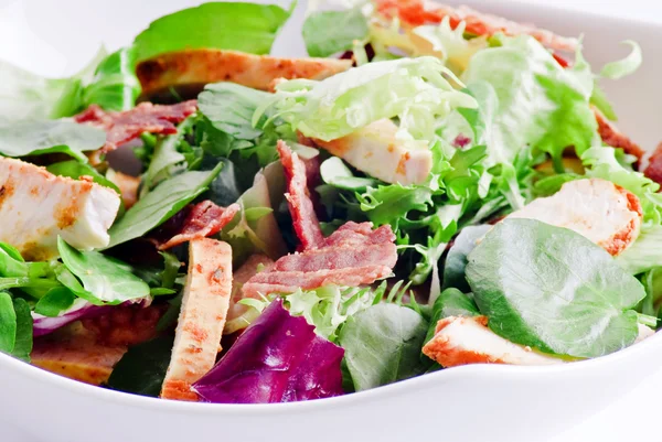 Salata tavuk ve domuz pastırması — Stok fotoğraf