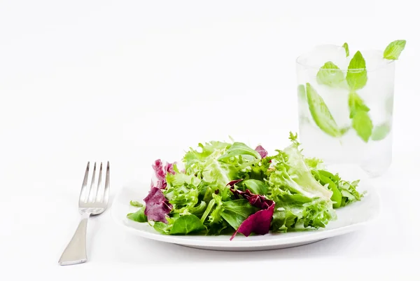 Salada crocante e bebida gelada — Fotografia de Stock