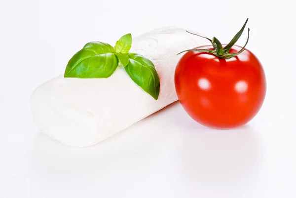 Pomidorami, bazylią i mozzarellą — Zdjęcie stockowe