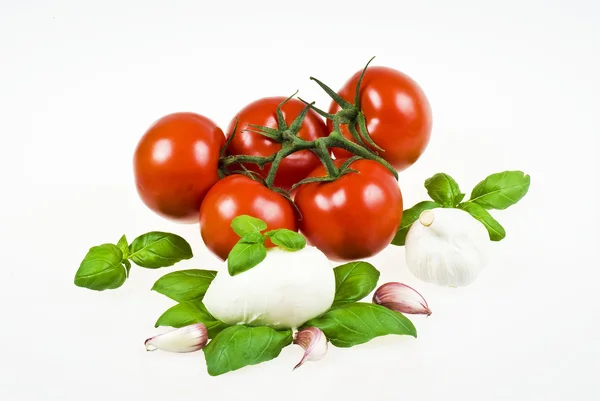 Tomater, mozzarella, basilika och vitlök — Stockfoto