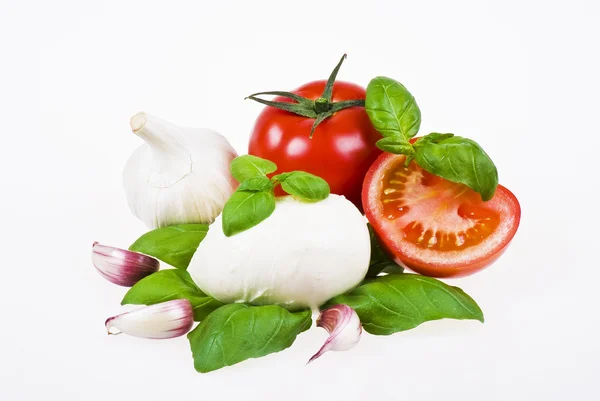 Tomates, mussarela, manjericão e alho — Fotografia de Stock