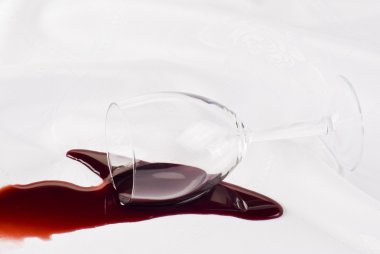 bardak şarap devirmek üzerinde masa örtüsü